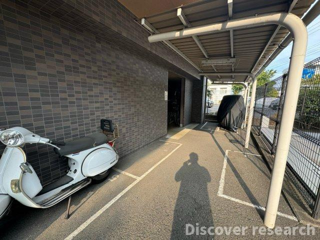 レーベンハイム東伏見Ⅰの駐車場|【バイク置場】
屋根付きのバイク置場。雨や日差しから愛車を守り、安心して駐輪できます。