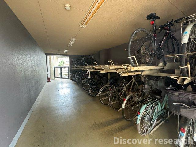 レーベンハイム東伏見Ⅰの駐輪場|【駐輪場】
屋内タイプの駐輪場。雨風の心配がなく、大切な自転車を安心して保管できます。