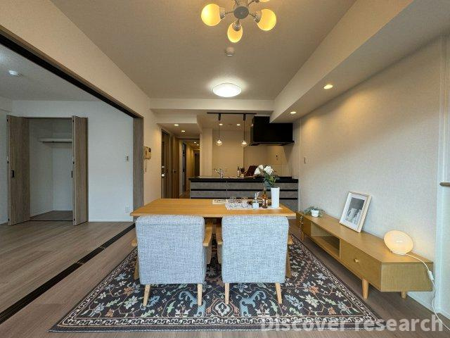 レーベンハイム東伏見Ⅰの居間・リビング|【LDK（12.5帖）】
モダンな雰囲気のリビング・ダイニング。広々とした空間で、家族団らんや来客時も心地よく過ごせます。