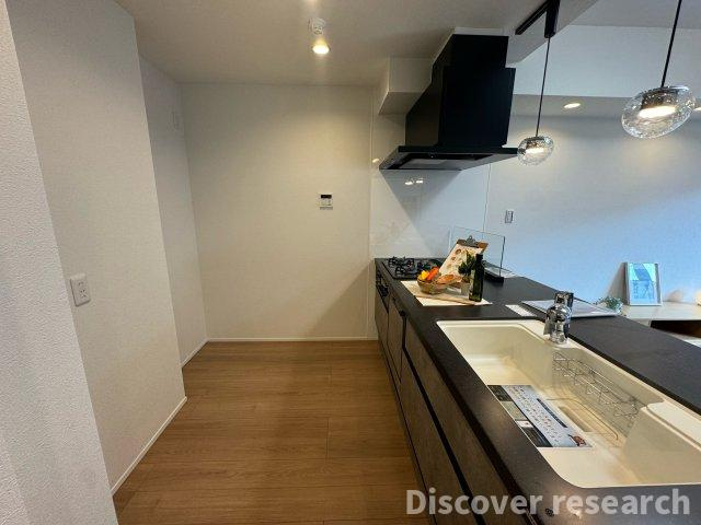 レーベンハイム東伏見Ⅰのキッチン|【キッチン】
シンクも広々、3口コンロが付いているので、たくさん料理を作る場合でも問題なしのシステムキッチン。