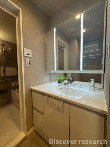 レーベンハイム東伏見Ⅰの独立洗面台|【三面鏡付き洗面化粧台】
収納力のある独立洗面台。ワイドな鏡と明るい照明で、朝の身支度やお手入れが快適に行えます。