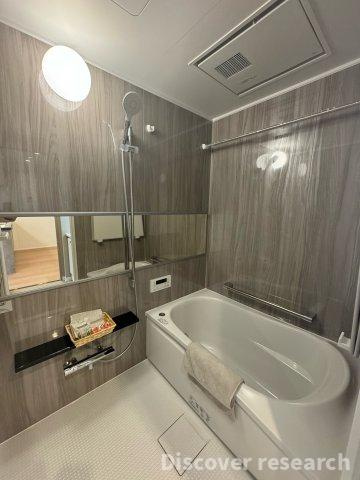 レーベンハイム東伏見Ⅰの浴室|【浴室】
浴室乾燥機やワイドミラーを備えたバスルーム。ゆったりとした浴槽でリラックスしたバスタイムをお過ごしいただけます。もちろん 追焚機能浴室 / 浴室乾燥機 付きです。