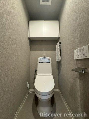 レーベンハイム東伏見Ⅰのトイレ|【トイレ】
温水洗浄便座付きトイレ。収納棚もあり、清潔感と使い勝手を兼ね備えた快適な空間です。