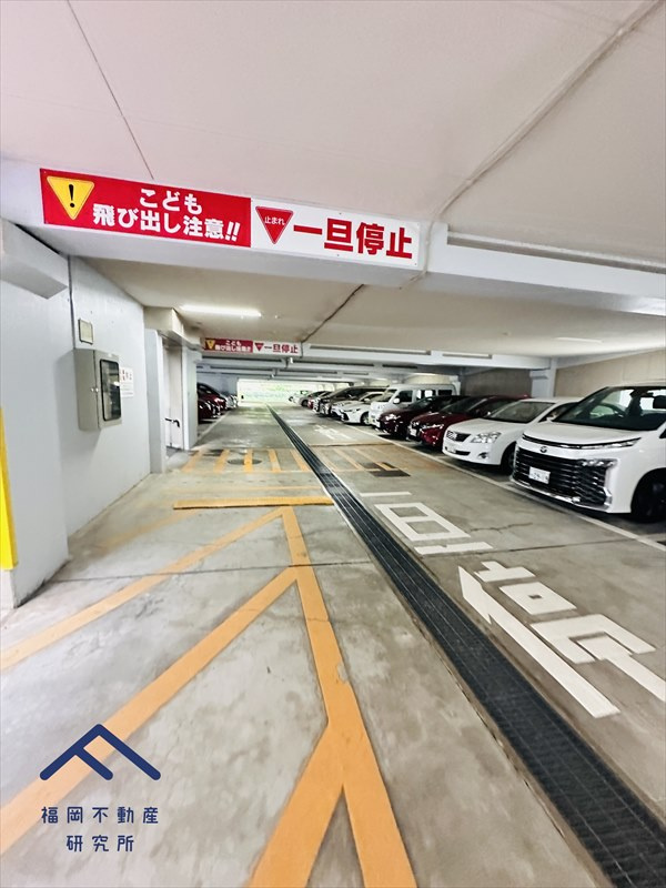 アーベインルネス大手町の駐車場