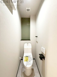 温水洗浄便座付トイレは温水洗浄機能により、暖かい水でおしりを洗浄することができ、冷たい水を使う従来の便座に比べ、温水洗浄機能で暖かいトイレを提供し、快適な使用を可能にします。