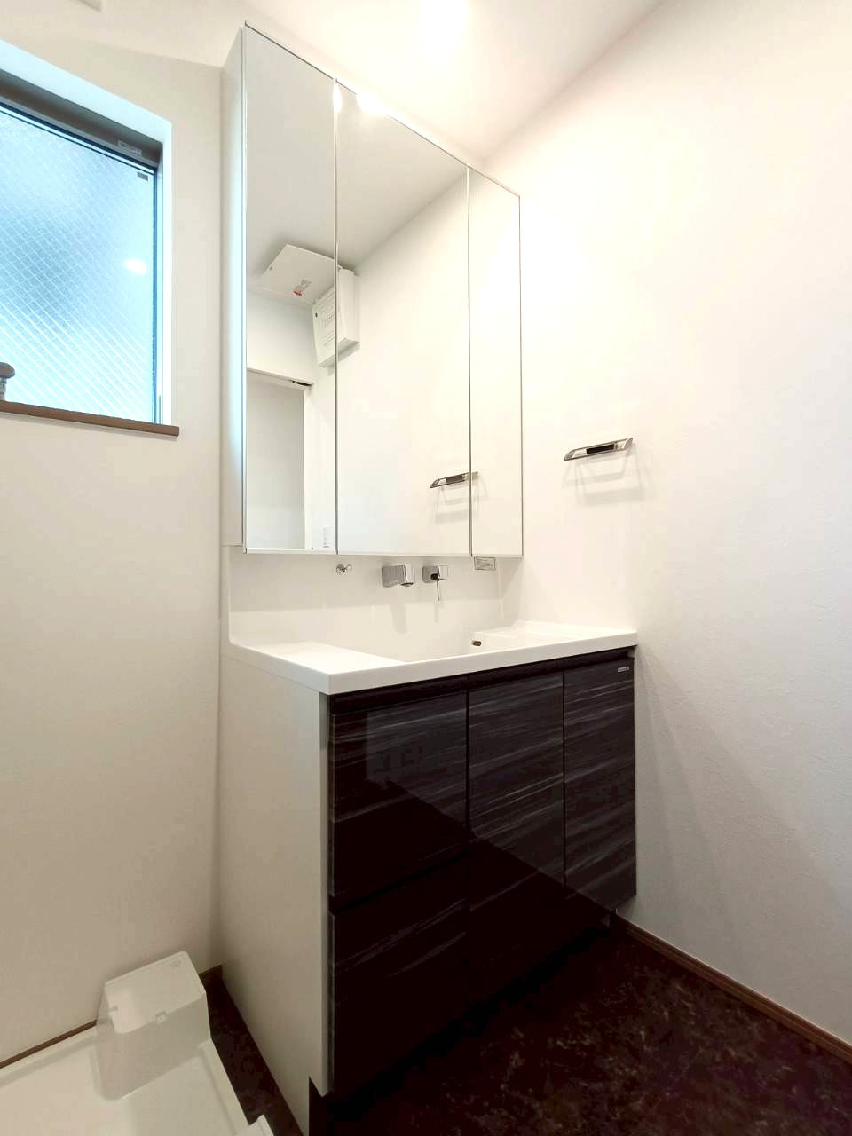 三郷市　彦成2丁目　　中古戸建の洗面所|明るい洗面所です