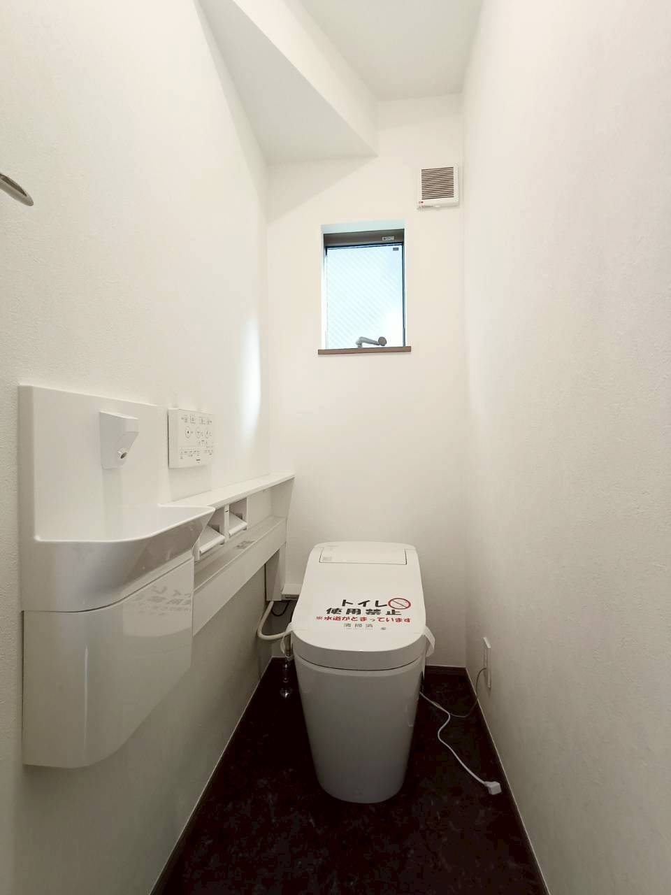 三郷市　彦成2丁目　　中古戸建のトイレ|落ち着いた色調のトイレです