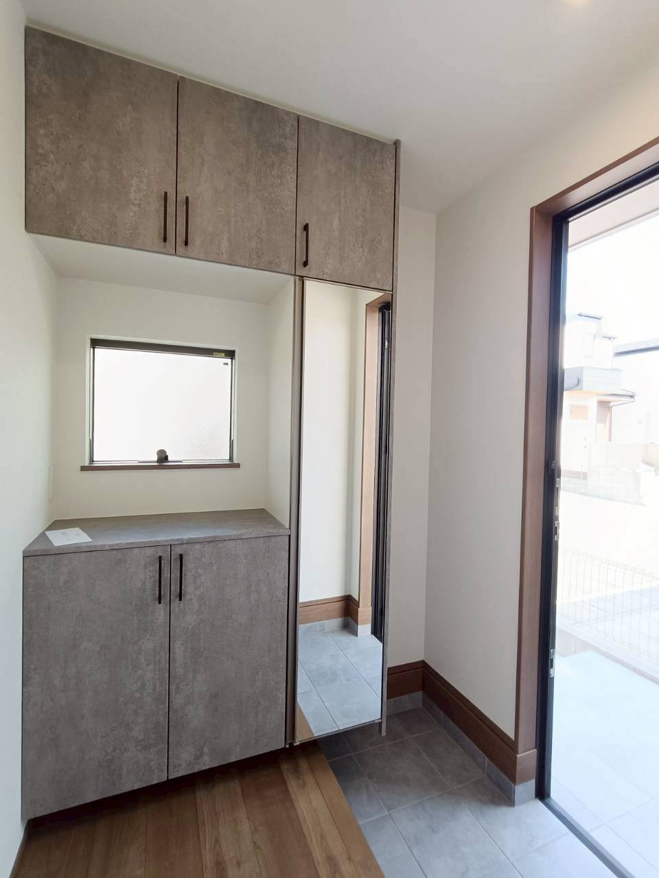 三郷市　彦成2丁目　　中古戸建の玄関|収納もある玄関です