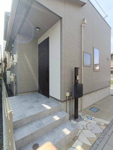 三郷市　彦成2丁目　　中古戸建の玄関|きれいな玄関です