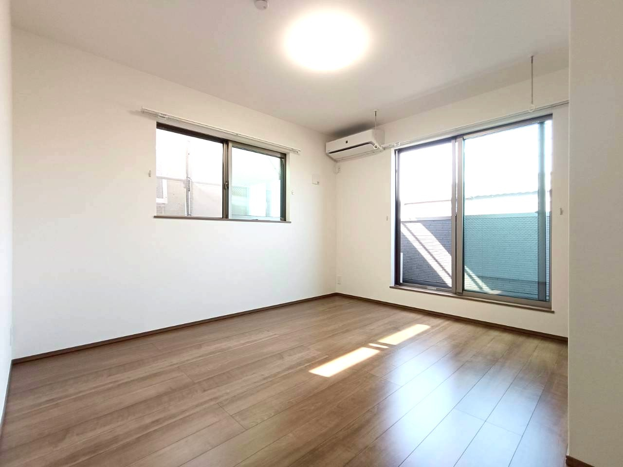 三郷市　彦成2丁目　　中古戸建の洋室|明るい洋室です