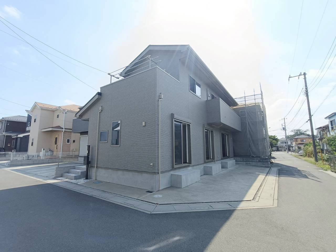 三郷市　彦成2丁目　　中古戸建の前面道路含む現地写真|前面道路含む現地写真です