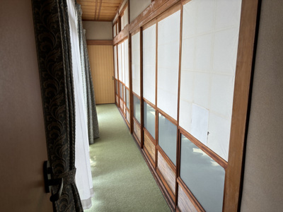 【和室】 | 【インスペクション実施済】中古一戸建　玉島柏台2丁目　8DK | 縁側では日向ぼっこや庭を眺めながらのひとときを楽しめ、四季の移ろいを感じられます。