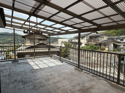 【バルコニー】 | 【インスペクション実施済】中古一戸建　玉島柏台2丁目　8DK | 2階には屋根付きのルーフバルコニーがあります。洗濯物を干すことができます。