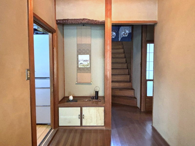 【玄関】 | 【インスペクション実施済】中古一戸建　玉島柏台2丁目　8DK | 玄関ホール。