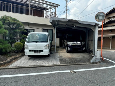 【駐車場】 | 【インスペクション実施済】中古一戸建　玉島柏台2丁目　8DK | 駐車スペースは２台分。植木などを撤去すれば駐車場拡張可能です。