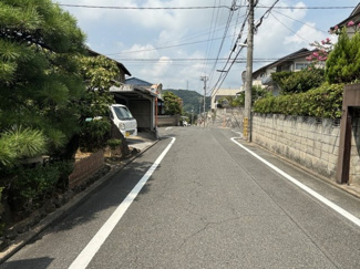 【前面道路含む現地写真】 | 【インスペクション実施済】中古一戸建　玉島柏台2丁目　8DK | 前面道路は北側、幅員約5.1ｍの公道です。