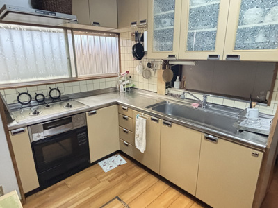 【キッチン】 | 【インスペクション実施済】中古一戸建　玉島柏台2丁目　8DK | 作業効率の良い、L型システムキッチンです。吊戸棚もあるので、収納力ばっちり♪