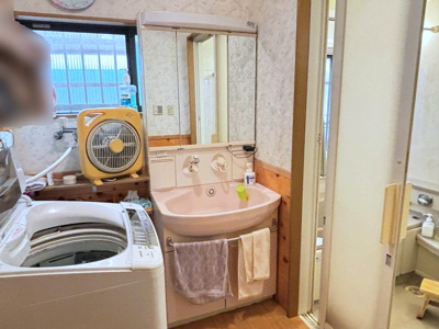 【独立洗面台】 | 【インスペクション実施済】中古一戸建　玉島柏台2丁目　8DK | ３面鏡タイプの独立洗面台。ハンドシャワー機能も付いています。