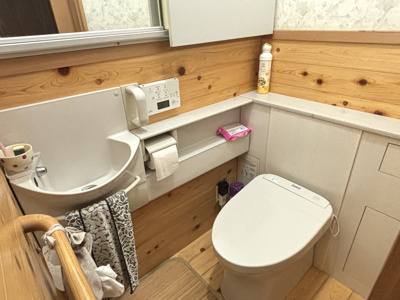 【トイレ】 | 【インスペクション実施済】中古一戸建　玉島柏台2丁目　8DK | トイレはTOTO製のウィシュレット。温水洗浄機能もあります。