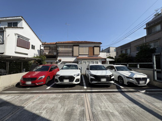 【駐車場】 | マンションの駐車場スペース。空きの有無や駐車料金、サイズ規定などについては、改めてお問い合わせください。～即日のご見学可能～　お問合せはお気軽にどうぞ。