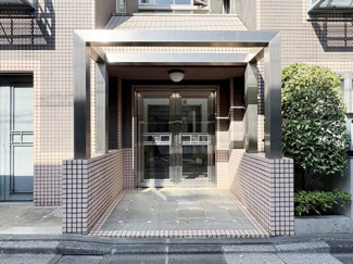 【エントランス】 | オートロックを備えた、マンションのエントランス。やはりセキュリティの観点は欠かすことができません。皆様を“安全”に送り出し、出迎えてくれます。～即日のご見学可能～　お問合せはお気軽にどうぞ。