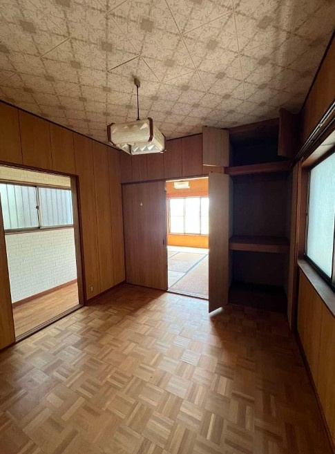 高知市東秦泉寺　　中古一戸建ての洋室|落ち着いた色調の洋室です