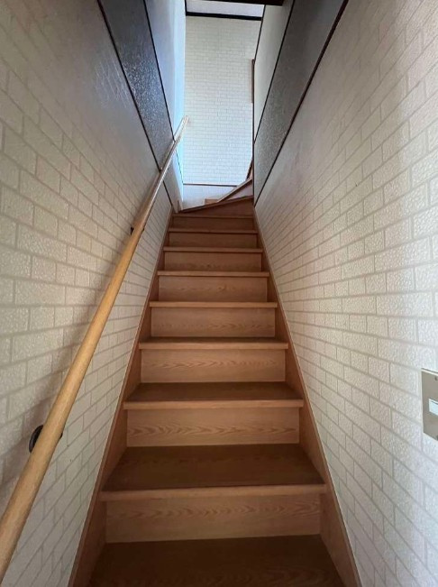 高知市東秦泉寺　　中古一戸建てのその他|階段です