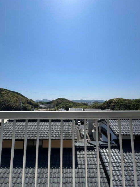 高知市東秦泉寺　　中古一戸建てのその他|ベランダからは緑豊かな山並みを一望でき、四季折々の景色を楽しめます。