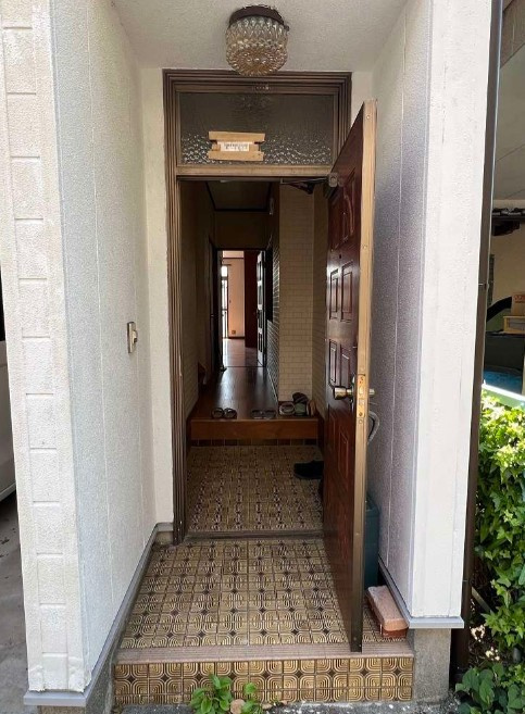 高知市東秦泉寺　　中古一戸建ての玄関|レトロな雰囲気のタイル張り玄関。奥までまっすぐ続く廊下で開放感があります