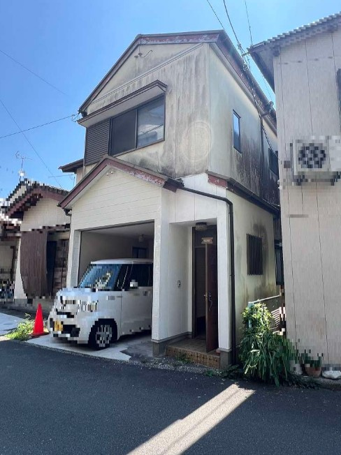 高知市東秦泉寺　　中古一戸建ての前面道路含む現地写真|駐車場付き2階建て住宅！リフォーム次第で理想の住まいに