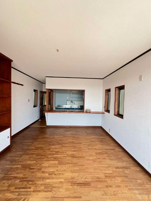 高知市東秦泉寺　　中古一戸建ての居間・リビング|ゆったりとしたリビングです