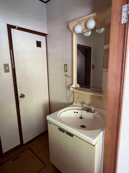 高知市東秦泉寺　　中古一戸建ての独立洗面台|独立洗面化粧台が付いています