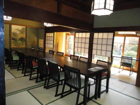 丸三楼店舗の内装