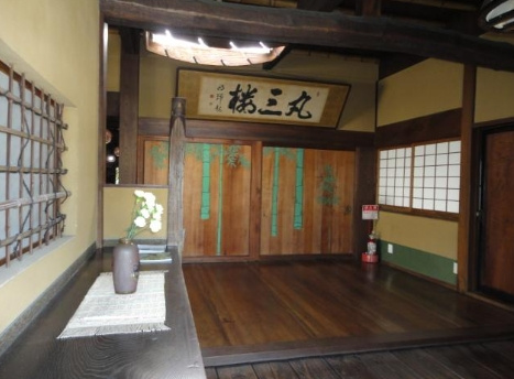 丸三楼店舗の内装
