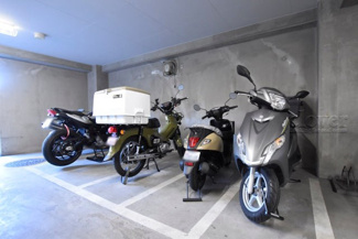 【駐車場】 | バイク置き場。空き区画の有無や駐輪料金、サイズおよび排気量規定などについては、改めてお問い合わせください。～即日のご見学可能～　お問合せはお気軽にどうぞ。