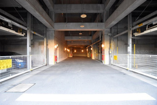 【駐車場】 | マンションの駐車場スペース。空きの有無や駐車料金、サイズ規定などについては、改めてお問い合わせください。～即日のご見学可能～　お問合せはお気軽にどうぞ。