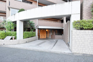 【エントランス】 | オートロックを備えた、マンションのエントランス。やはりセキュリティの観点は欠かすことができません。皆様を“安全”に送り出し、出迎えてくれます。～即日のご見学可能～　お問合せはお気軽にどうぞ。