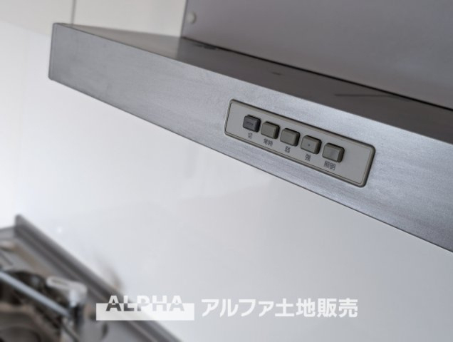ワイズユウラク立川弐番館のキッチン|【Range hood】
◆レンジフード◆武骨なまでに磨きこまれたステンテクスチャーはコンテンポラリー・デザイン。ダウンライトがフードを照らし煌めきの瀟洒なキッチンを演出する。