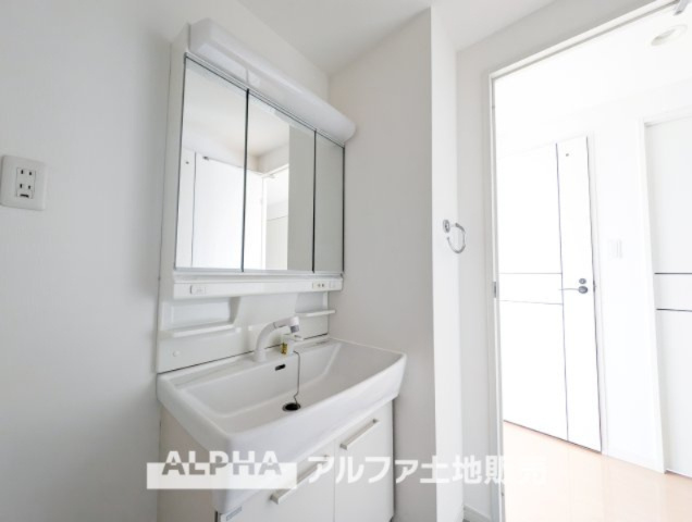 ワイズユウラク立川弐番館の独立洗面台|【trifold mirror】
◆三面鏡◆身支度には、歯ブラシ・コップ・化粧品類など様々な小物を使用するので散らかってしまいがち。鏡の裏収納でたっぷり収納して生活感を隠し、スタイリッシュな空間に。