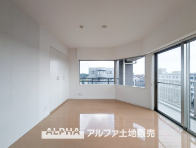 ワイズユウラク立川弐番館の子供部屋|【Two sides lighting】
◆明るい主寝室◆二面採光の居室は明るく爽やかな風の抜ける快適空間。。収納もしっかりと沢山の洋服をしまえます。