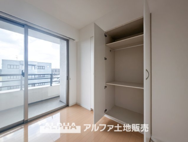 ワイズユウラク立川弐番館の収納|【closet】
◆クロゼット◆各居室のクロゼットは大好きな服、大事なバッグやアクセサリー、そして大切な思い出の品々。そんなものを傍らにそっと置いておきたい場所です。