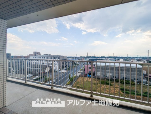 ワイズユウラク立川弐番館のバルコニー|【Roof balcony】
◆ルーフバルコニー◆煌めく君とルーフバルコニーから望むと夜空のスクリーンを見ながら話す時間が好き。この空間は優しくて君とまた恋に落ちてしまいそうだ