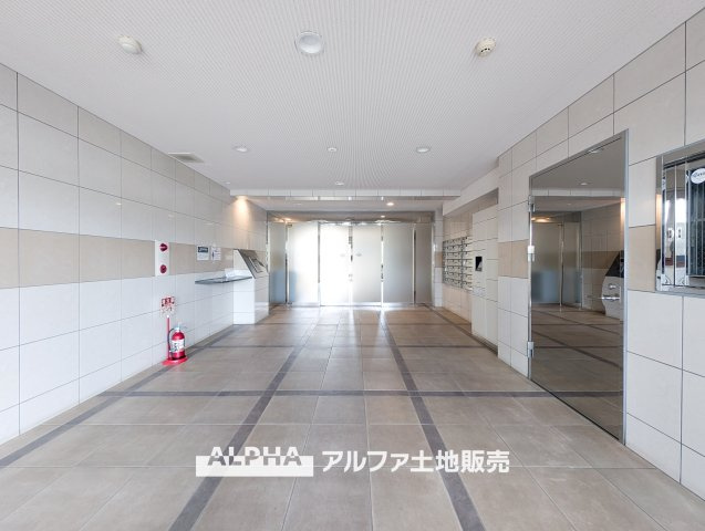 ワイズユウラク立川弐番館のロビー|【lobby】
◆ロビー◆共用部は管理の行き届いた綺麗なスペース。いつも明るく家族を、来客を出迎えてくれる大切な場所です。