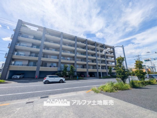 ワイズユウラク立川弐番館の外観|【Welcome】
◆ウェルカム◆帰路につきタイルの上を歩き抜けるとそこには「ワイズユウラク立川弐番館」のエントランス。意匠性高くさり気なく気品ですら感じられる。これが「ワイズユウラク」のpride