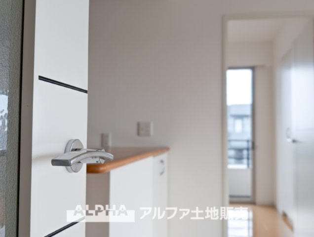 ワイズユウラク立川弐番館の居間・リビング|【The situation】
◆シチュエーション◆リビングルームのドアを開くと、窓から飛び込むのは緑と光の風光明媚な景色。僕の目に映るは、ここで家族と会話をワイワイガヤガヤ楽しんでいる様子。