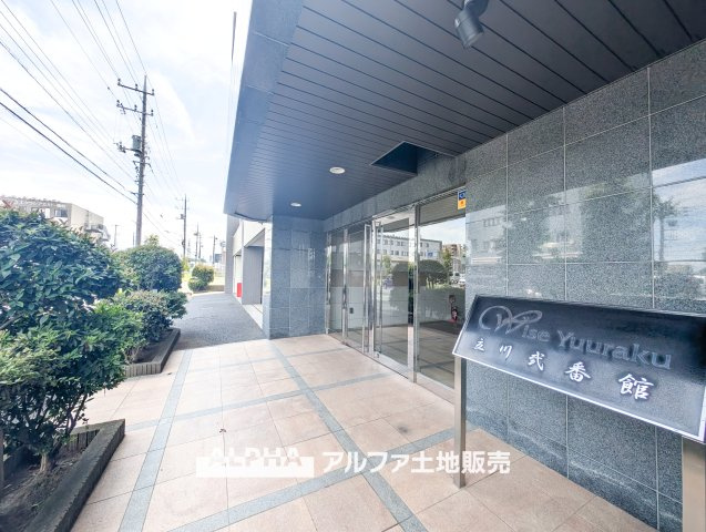 ワイズユウラク立川弐番館のエントランス|【Entrance】
◆エントランス◆重厚なドアーとロックらタイルのエントランスが住まう人を迎えてくれる。扉を開けると温もりと幸せと楽しさいっぱいの我が家に帰る事が出来る安心感。