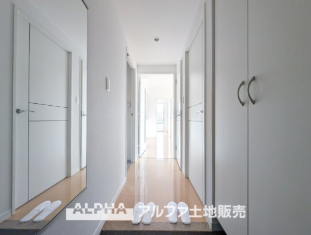 ワイズユウラク立川弐番館の玄関|【Entrance】
◆玄関◆大きな姿見は「行ってきます」の気を引き締め、大きなシューズクロークはお気に入りの1足をしまう大切な場所。ダウンライトにまばゆく照らされた大きく開放的なエントランス。