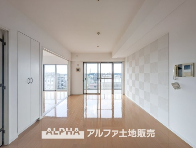 ワイズユウラク立川弐番館の居間・リビング|【Living room】
◆時を忘れる場所◆ここにはみんなが集い、食事と楽しい会話が始まる。話に夢中になりすぎて、ついつい時を忘れ夜半過ぎになってしまう。そんな束の間の幸せを感じさせてくれる場所。