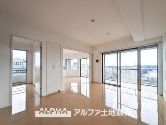 ワイズユウラク立川弐番館の居間・リビング|【Livingroom】
◆爽やかな空間◆窓をあけるとリビングに通り抜ける清々しく心地よい冷涼なそよ風がこの空間を涼しくしてくれる。風通しの良さは人にとっても家にとっても健康的で気持ちいいものです。