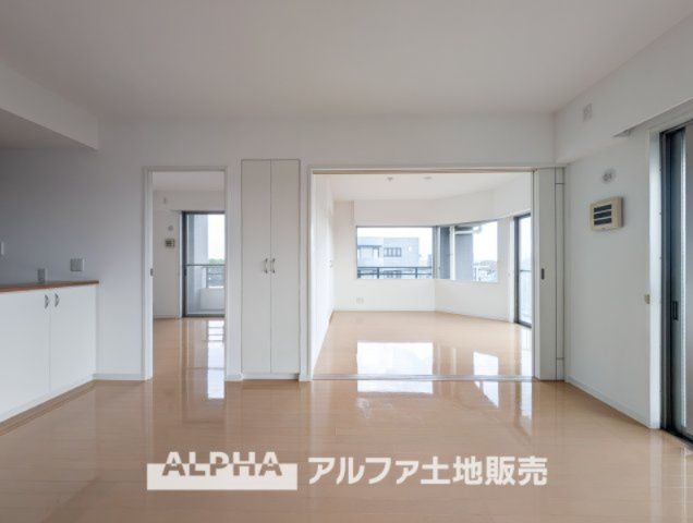 ワイズユウラク立川弐番館の居間・リビング|【Comfortable living】
◆居心地のいい暮らし◆には欠かせない眩い採光。ゆったりとした幅の窓からこの空間に降り注ぐ採光が絶えない。明るいリビングこそ居心地のいい暮らしが待っていると思う